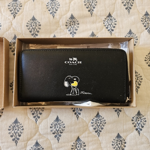 COACH Peanuts Snoopy Black Leather Accordion Zip Wallet Limited Edition NWT - Picture 12 of 13